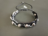 Náramek Shamballa, černo - bílý  s akrylovými kuličkami cca 8mm imitace stříbrných kovových kuliček